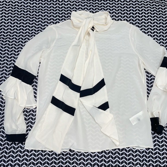 100% silk woman’s long sleeve blouse size small - Picture 2 of 7